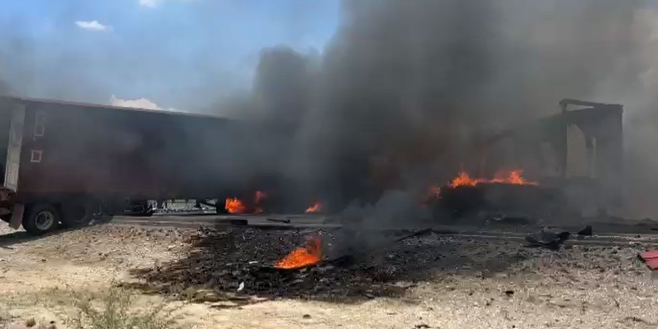 Ramos Arizpe: Mueren dos traileros, uno de ellos calcinado en choque frontal