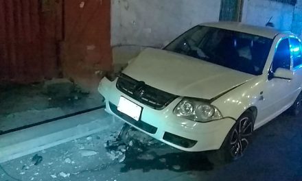 Derribó un poste de concreto sobre LEA y huyó