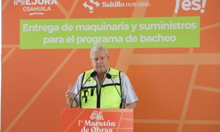 Chema Fraustro fortalece programa de bacheo con más maquinaria y suministros