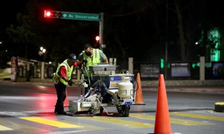 Pintan líneas peatonales con termoplástica en Saltillo