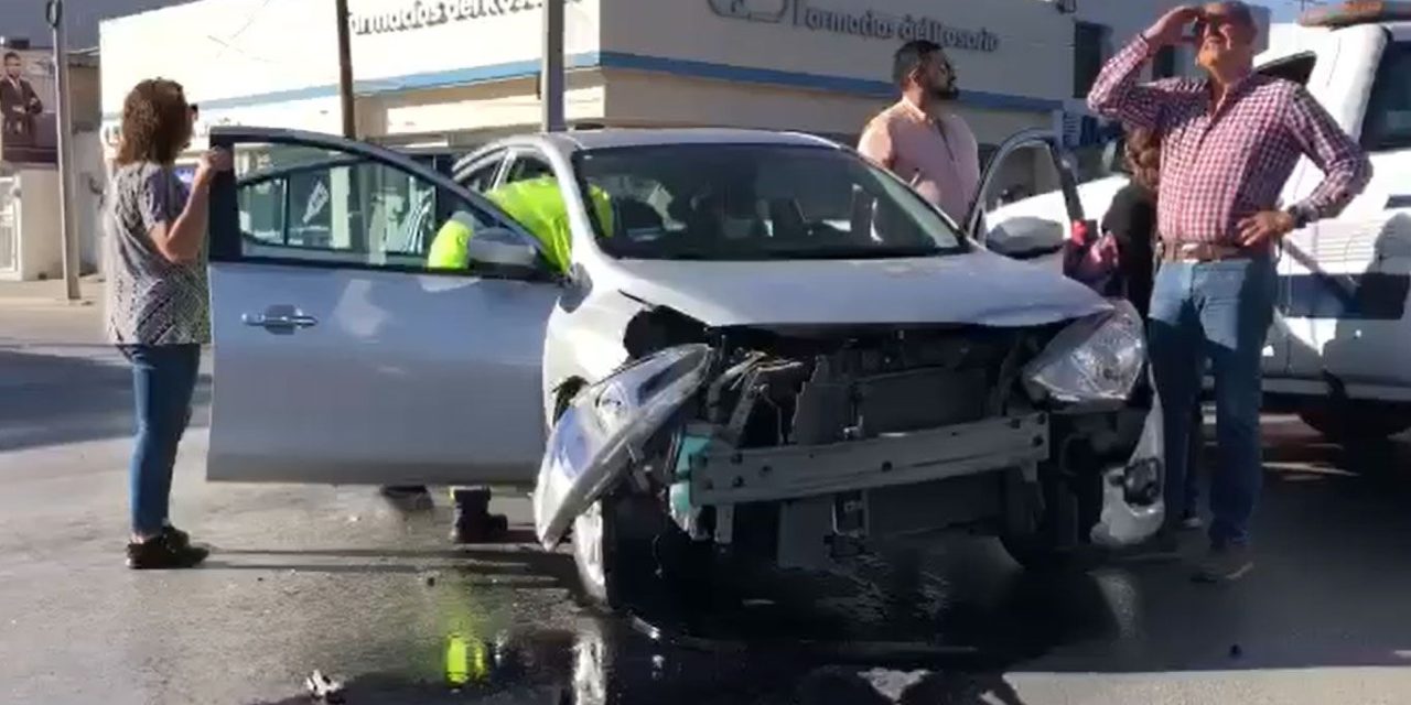 Alegan los dos luz verde; accidente entorpece tráfico en V. Carranza