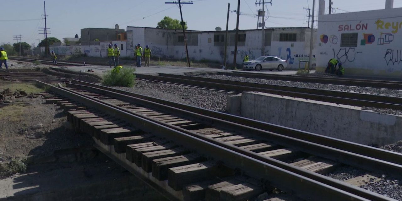 Dan mantenimiento a cruce de ferrocarril en Ramos Arizpe