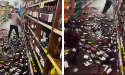 Despiden a una empleada del supermercado y ella se desquita rompiendo el vino