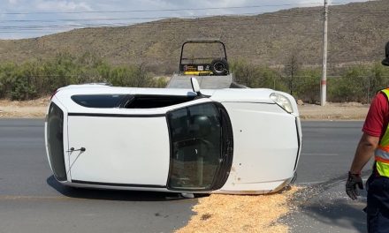 Hombre se lleva el susto de su vida al sufrir una volcadura en la Saltillo-Monterrey