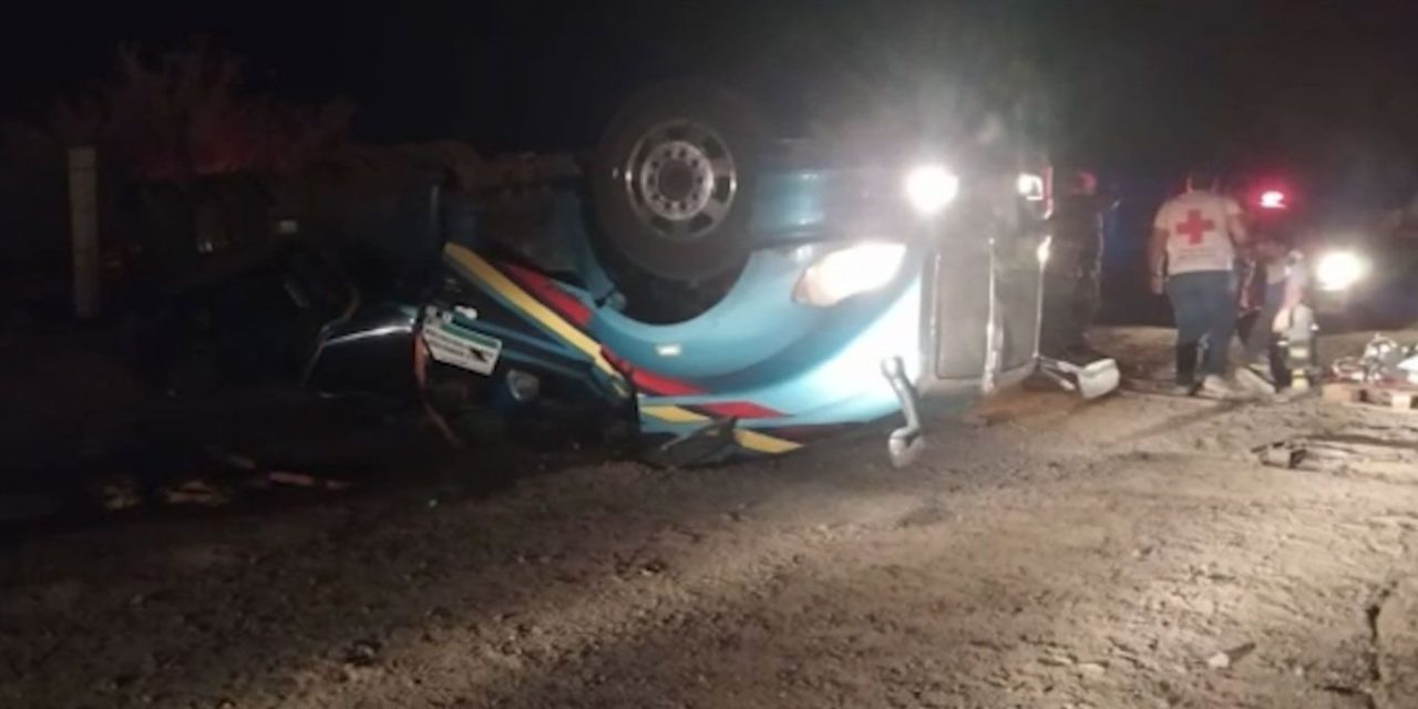 Vuelca tráiler y ueren dos personas en la carretera Saltillo-Torreón