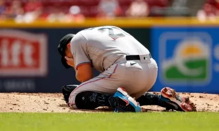 Espeluznante pelotazo en la cara recibe pelotero de Miami Marlins (video)