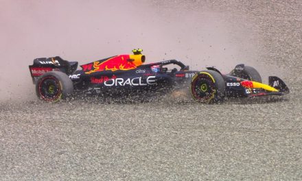 Sufre Checo Pérez colisión en GP de Austria y le cuesta caer en último lugar (video)