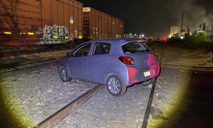 Foráneos le hacen caso al GPS y terminan atorados en las vías del tren en Saltillo