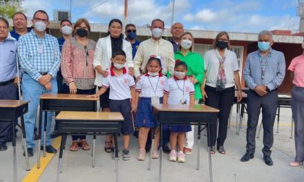 Alcalde sigue apoyando la educación en Acuña; entregan pupitres