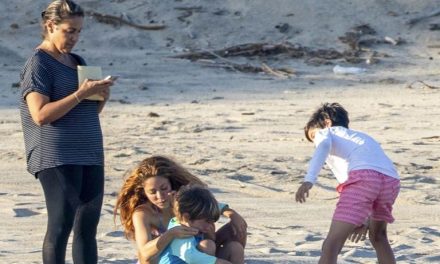 Captan a Shakira disfrutando la playa en México con sus hijos, sin Piqué