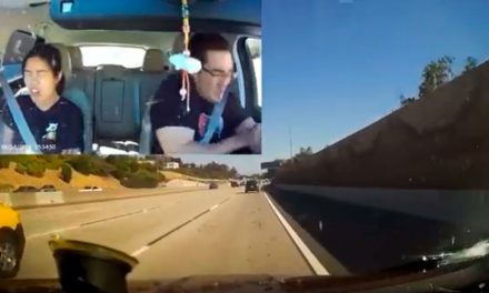 Momento en que una bala perdida atraviesa el parabrisas de una pareja (video)