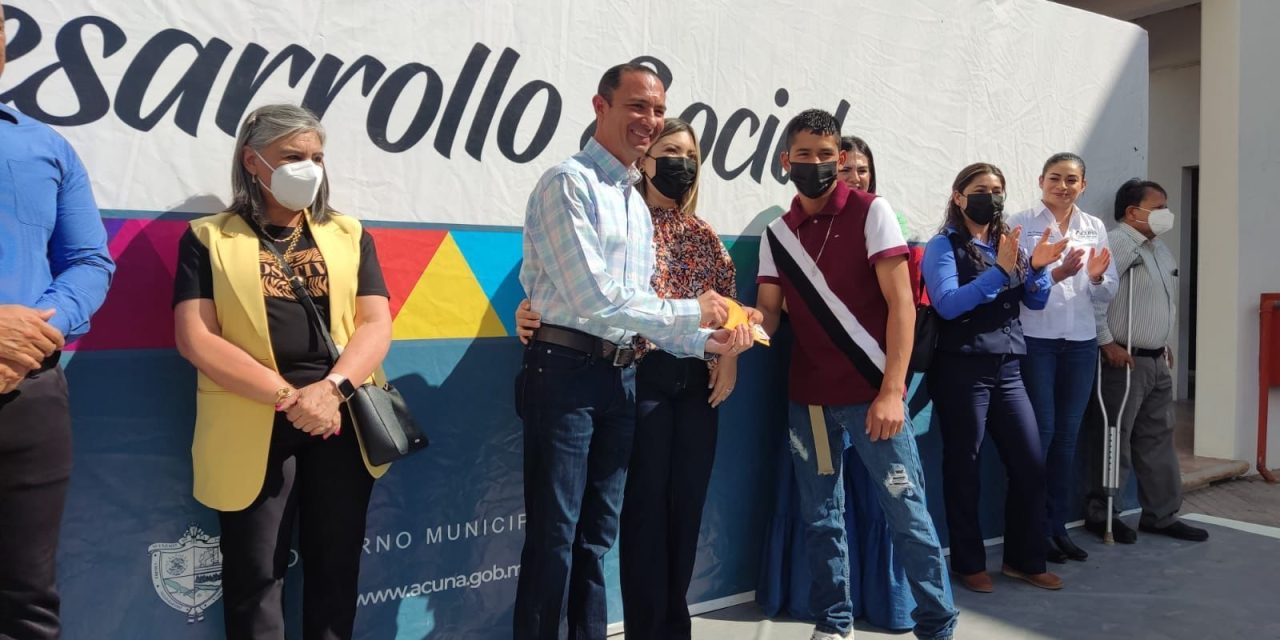 Beneficia alcalde a mil alumnos en Acuña