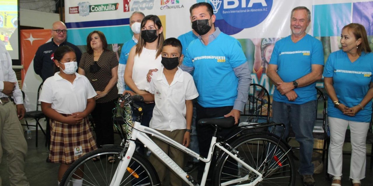 Apoyan a niños en ejidos de Acuña con bicicletas