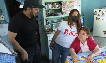 Tres meses sin ver la luz de la calle, Lolita recibe silla de ruedas de manos de Dr. Diego Ricaño y Fundación RCG