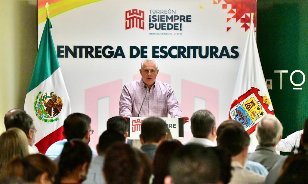 Alaclade entrega escrituras a familias en Torreón