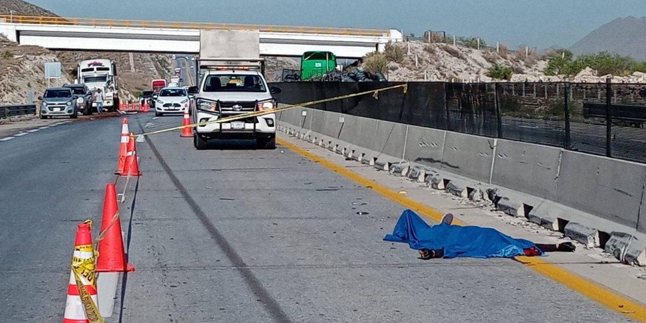 Muere trailero en la Saltillo-Monterrey; salta de unidad y se golpea la cabeza