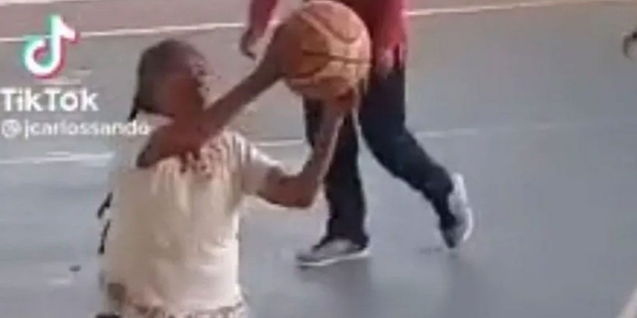 Abuelita oaxaqueña sorprende en TikTok por su habilidad en el básquetbol