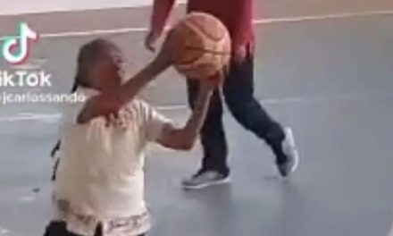 Abuelita oaxaqueña sorprende en TikTok por su habilidad en el básquetbol