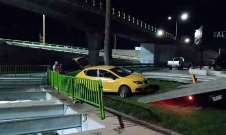 Saltillo: Le prestan el carro para ver a su novia y lo entrega chocado