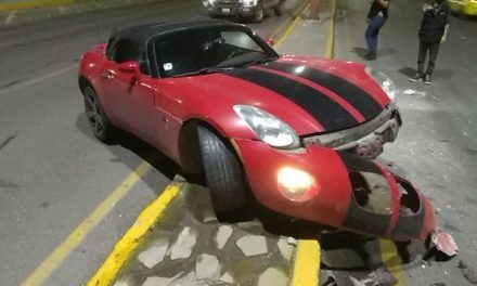 Se le terminó la calle y se sube a camellón sobre bulevar Venustiano Carranza en Saltillo