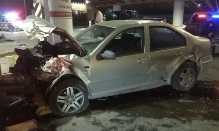 Menor alcoholizado termina en hospital tras causar aparatoso choque sobre bulevar Colosio en Saltillo