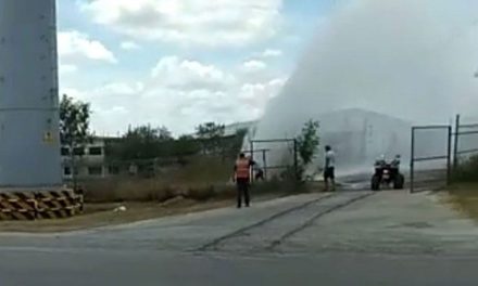 No tienen agua y la desperdician en fuga; así la crisis por sequía en Nuevo León (video)