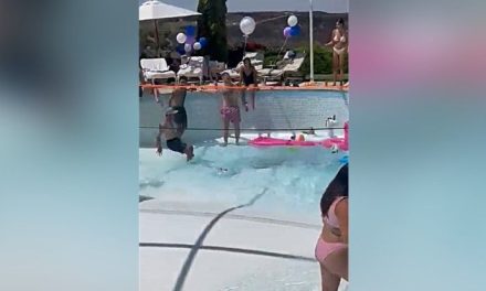 Así fue como se abrió un socavón en una alberca y succionó a un hombre (video)