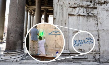 Con láser borran ‘la imbecilidad’ de grafiti en Panteón de Roma; decía: ‘Los aliens existen’ (video)