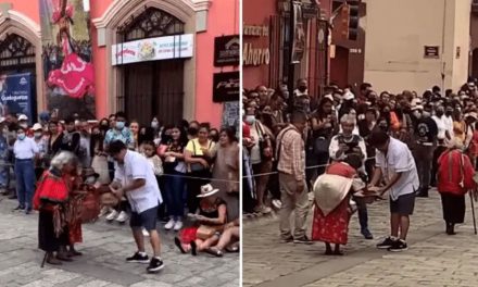 ¡Eso es México! Hacen colecta masiva para ancianitas que pedían dinero en La Guelaguetza (video)