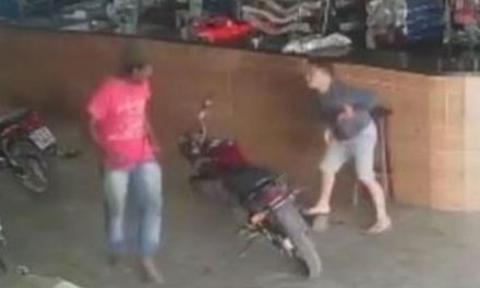 Marido celoso apuñala al amante de su esposa (video)