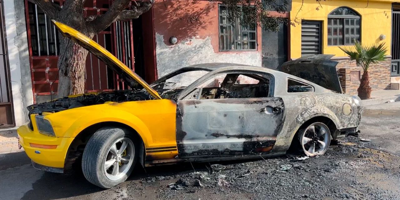 Arde auto deportivo en la colonia Satelite Sur de Saltillo