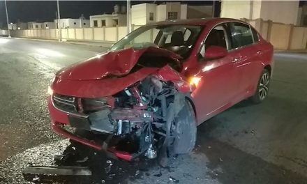 Vuelta prohibida lo lleva a chocar sobre avenida Musa de León en Saltillo