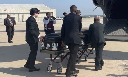 México manda avión a Texas para repatriar cuerpos de migrantes fallecidos en tráiler