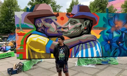 Con playeras de Rayados y Tigres, dos hombres se besan en mural en Dinamarca