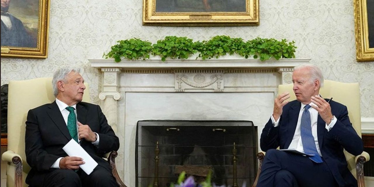 Pide Obrador a Biden regularizar a migrantes y actuar con arrojo