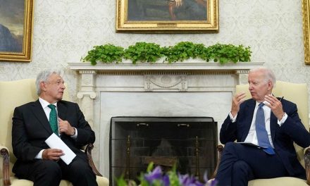 Pide Obrador a Biden regularizar a migrantes y actuar con arrojo