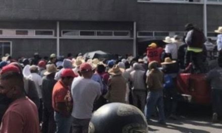 Campesinos de Hidalgo retienen a funcionarios por escasez de agua