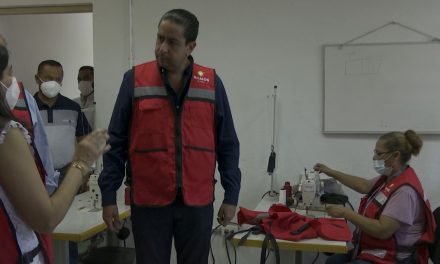 Visita Chema Morales talleres del Centro de Emprendimiento en Ramos Arizpe