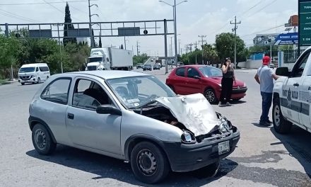 Saltillo: Da vuelta sin precaución y causa aparatoso accidente en Vito Alessio Robles