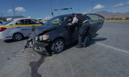 Mujer no espera el verde y ocasiona accidente en Saltillo