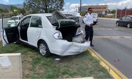 Huye tras chocar vehículo e impulsarlo al camellón en bulevar Emilio Arizpe en Saltillo