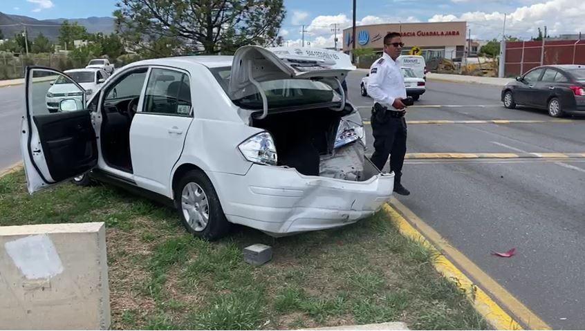 Huye tras chocar vehículo e impulsarlo al camellón en bulevar Emilio Arizpe en Saltillo