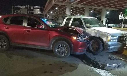 Por no respetar el semáforo choca y causa daños sobre Nazario Ortiz en Saltillo