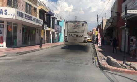 Contamina en Saltillo camión de transporte urbano; deja espesas humaredas