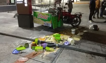 ¡Los elotes no! Por ebrio, elotero vuelva con su carrito de ventas y pierde todo en Saltillo