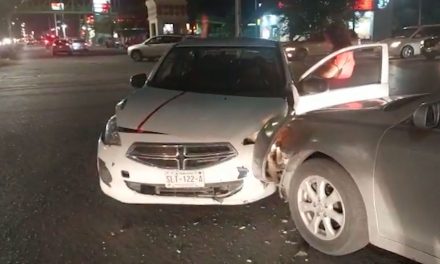 Saltillo: Choca por ir distraido en el celular en entrada de la Mirasierra