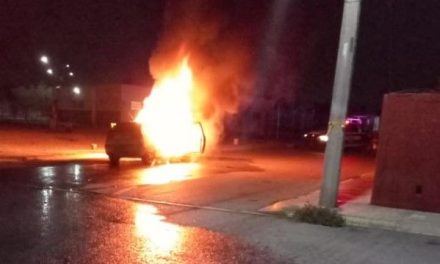 Hombre abandona su auto en Saltillo luego de que empezara a incendiarse