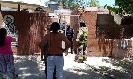 Sale ilesa adulta mayor de incendio en colonia San Isidro de Saltillo