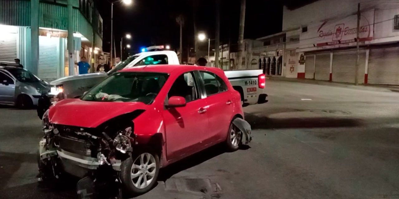 Saltillo: Jovencita se pasa el rojo y deja sin trabajo al afectado
