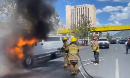 Limusina se incendia y le arruina recorrido a una quinceañera en Monterrey (video)